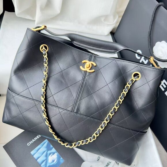 Classic CHANEL Bag: A Stylish and Versatile Choice for Elegance - Picture 4 of 7